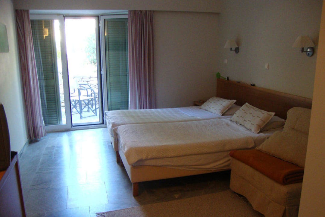 Bett mit viel zu alten, harten Matratzen Hotel Makryammos Bungalows