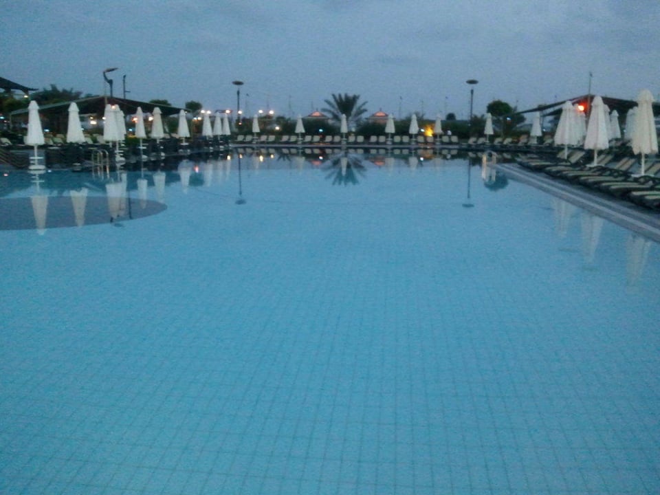 Gäste sind alle beim Essen Limak Lara Deluxe Hotel & Resort