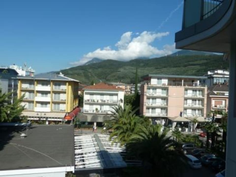 Blick vom Balkon zur Straße Parc Hotel Flora