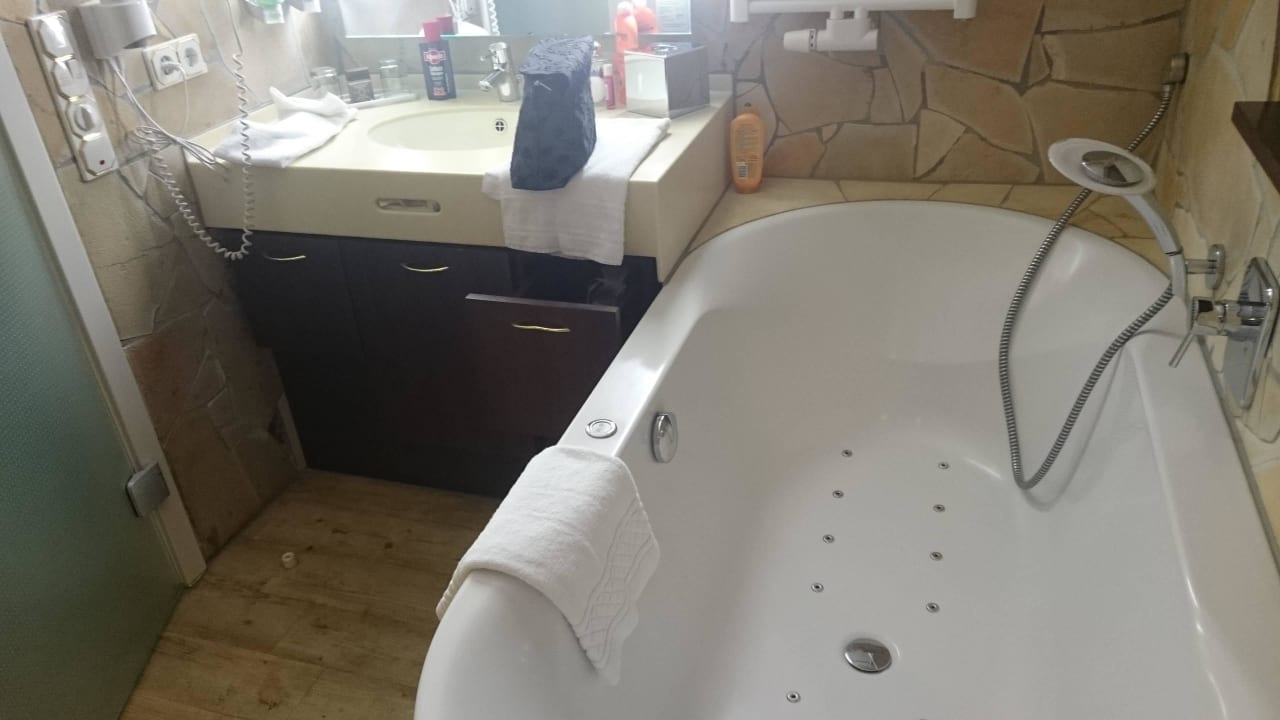 Whirlpool im Zimmer LIFESTYLE Resort Zum Kurfürsten