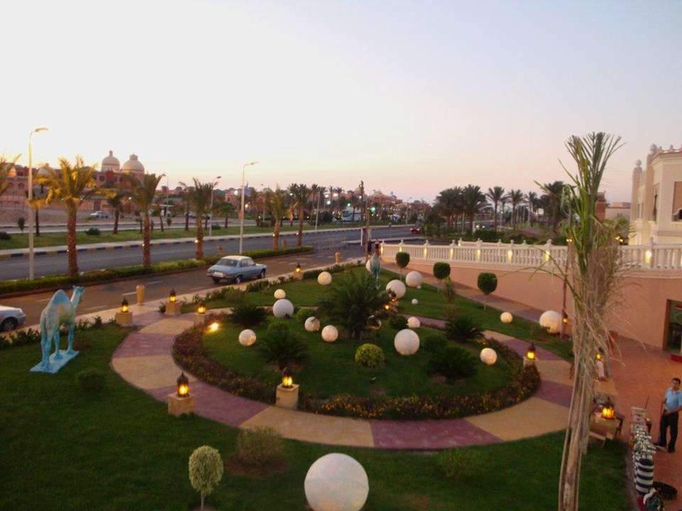 Die Straße vor dem Hotel Pickalbatros Palace Resort