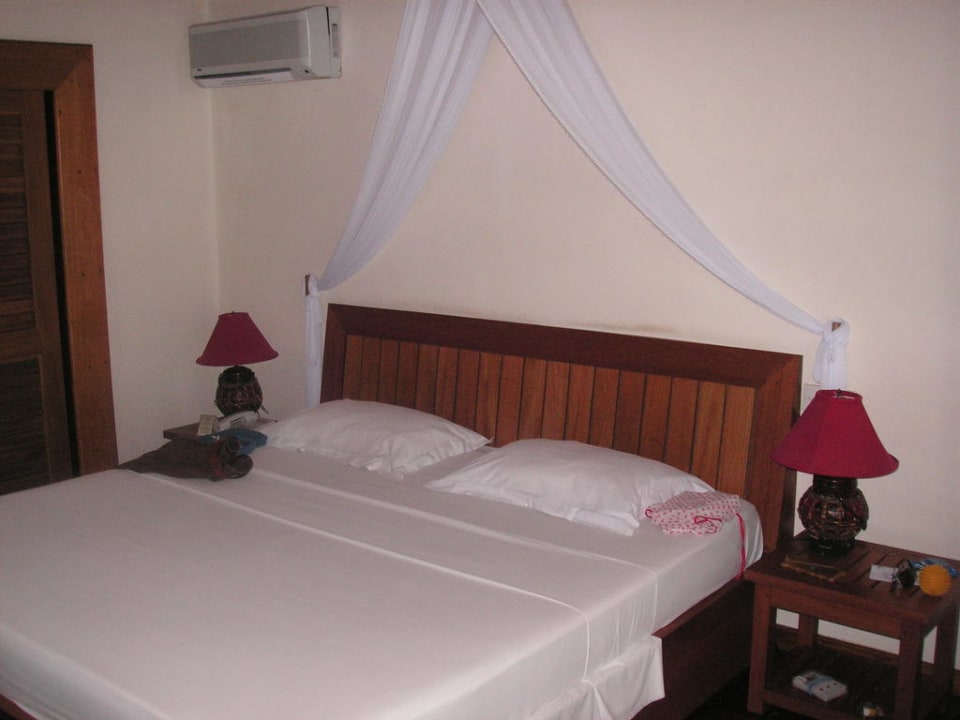 Ein wirklich riesengroßes Bett NH Collection Maldives Reethi Resort