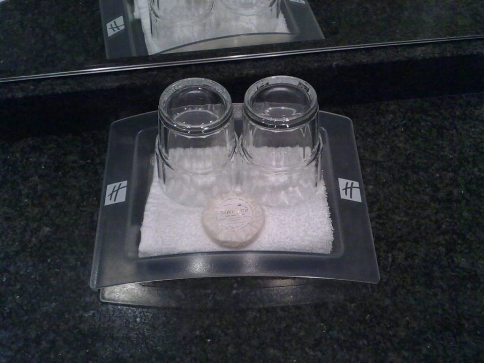 Bad: Zahnputzgläser und Seife Leonardo Hotel Hannover Airport