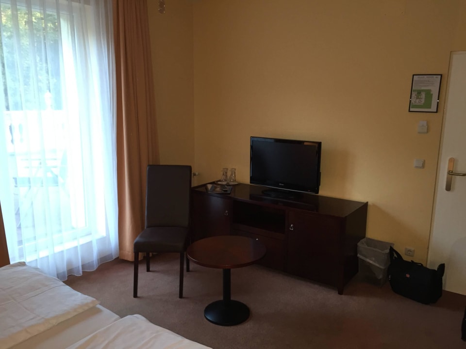 Zimmer/Schreibtisch und Flat-TV Hotel-Resort Märkisches Meer