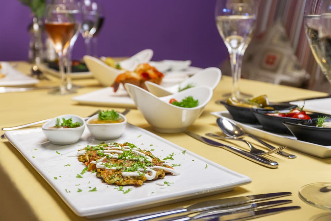 Gastro Royal Taj Mahal Hotel