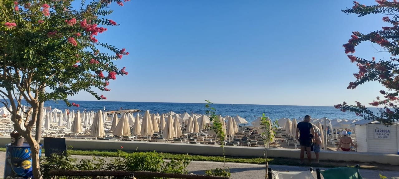 Strand Iz Flower Side Beach Hotel