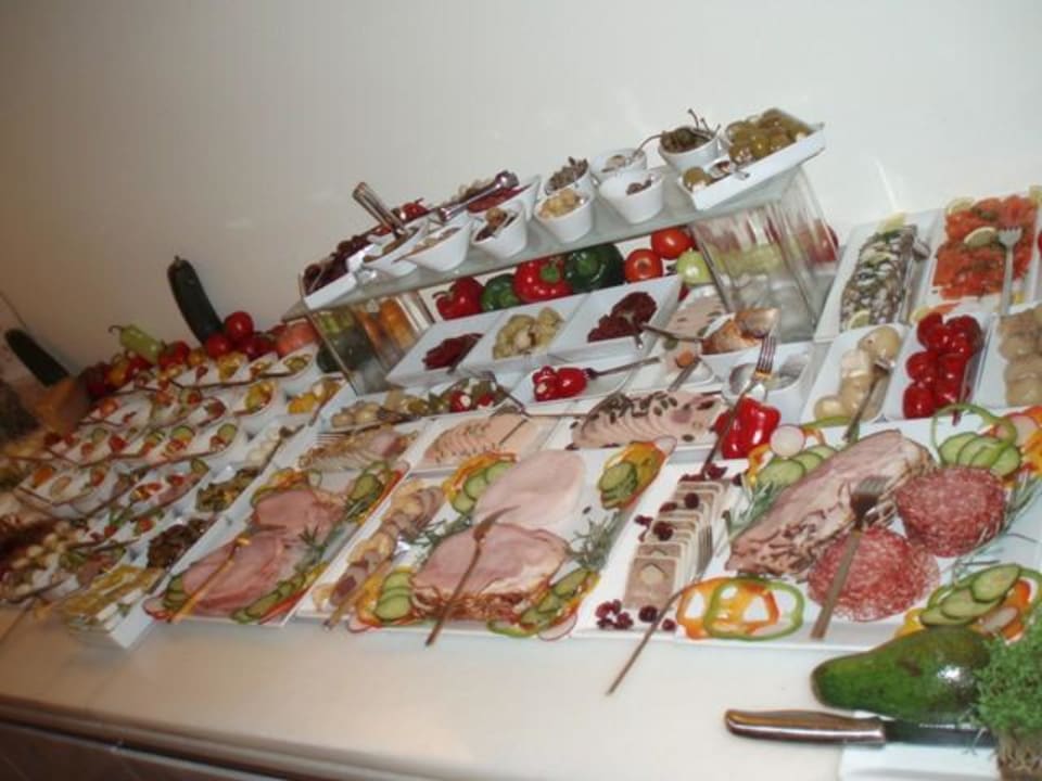 Ein Teil des Frühstücksbuffets Hotel Rathaus Wein & Design