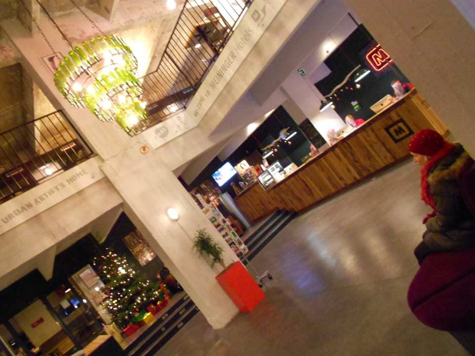 The main entrance hall, and the reception. MEININGER Hotel Bruxelles City Center