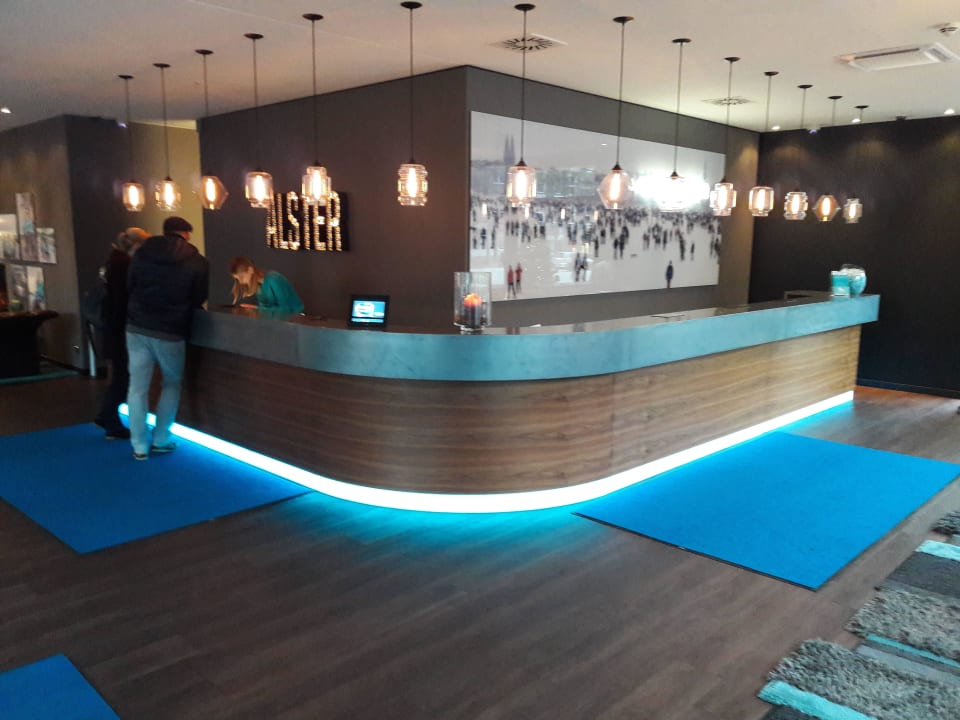 Rezeption Motel One Hamburg-Alster
