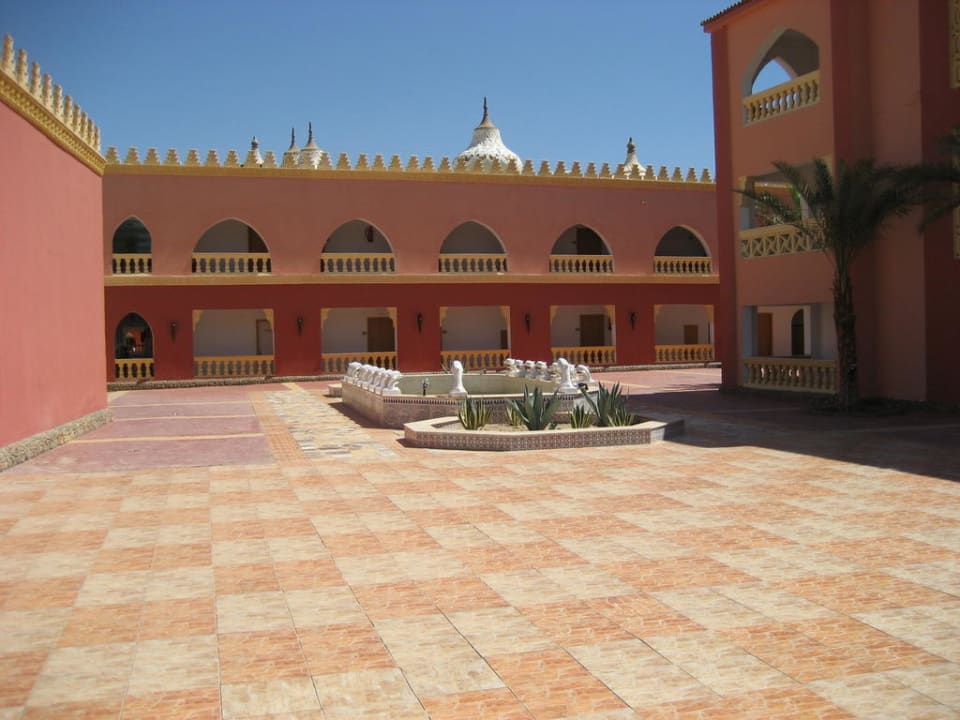 Der Platz zwischen Kinder-Pool und Wohnblöcken Pickalbatros Alf Leila Wa Leila Resort - Neverland Hurghada