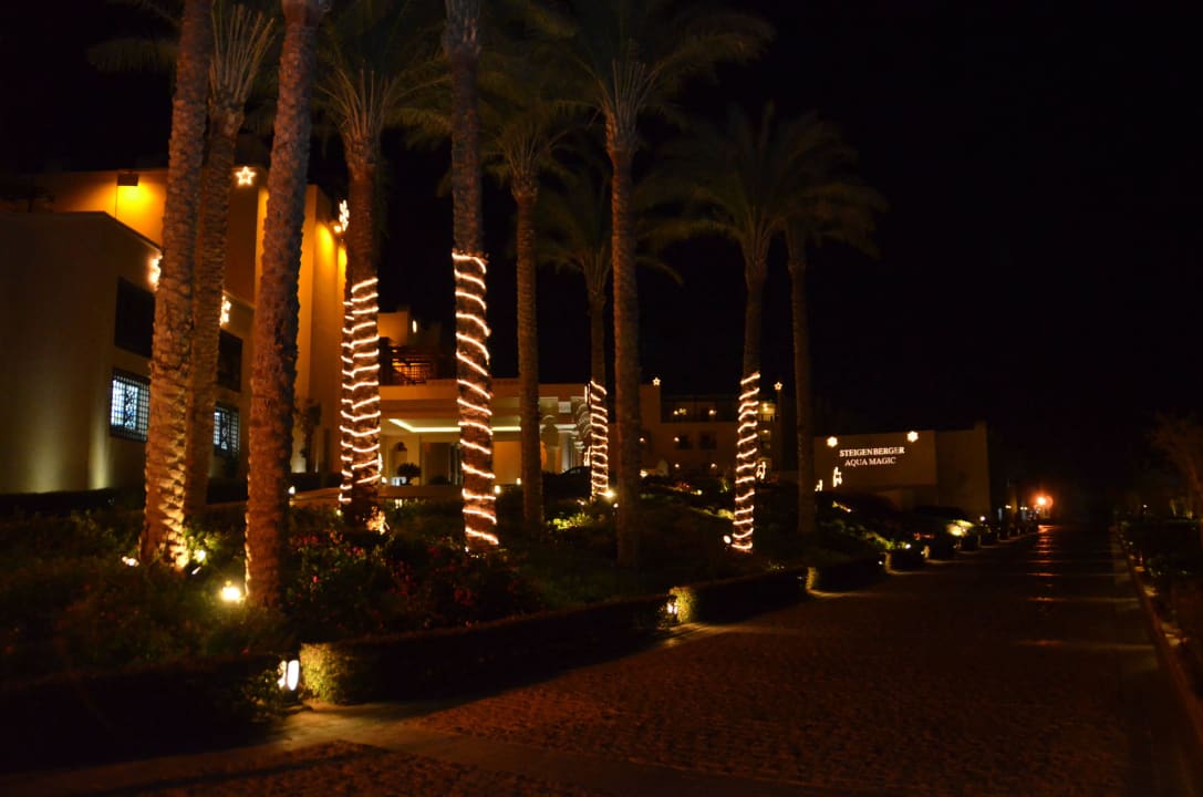 Vor dem Hotel Steigenberger Aqua Magic