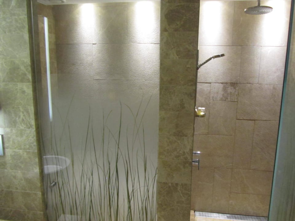 Toilette links, Dusche rechts Andaz Capital Gate Abu Dhabi - a concept by Hyatt