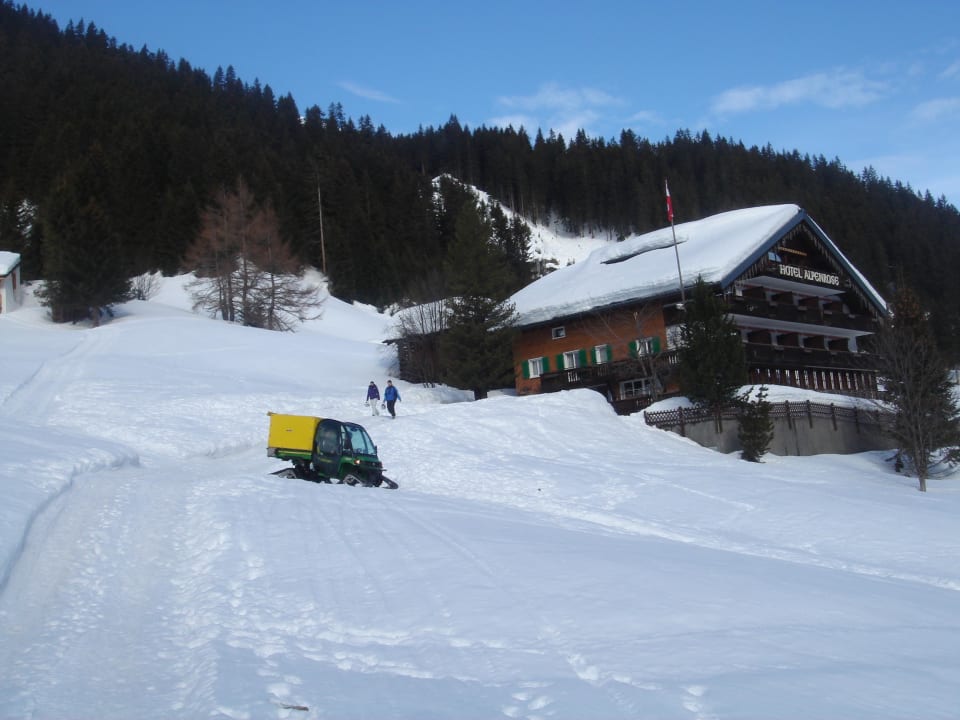 Hotel und Schneeraupe Hotel Alpenrose