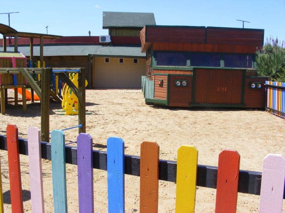 Holzbus läd zum spielen ein! Oz Hotels Incekum Beach