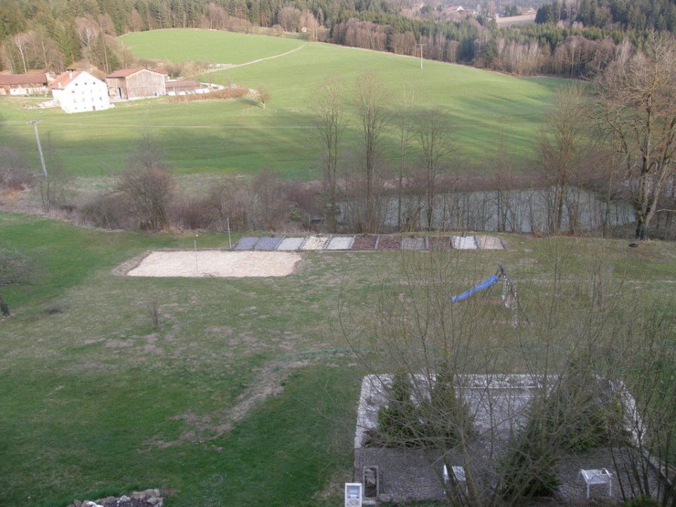 Beachvolleyballfeld, Barfußpfad und Garten Landhotel Miethaner