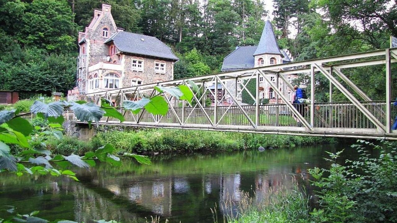 Das rechte Gebäude zeigt Hotel Bodeblick Altenbrak HolidayCheck Sachsen Anhalt