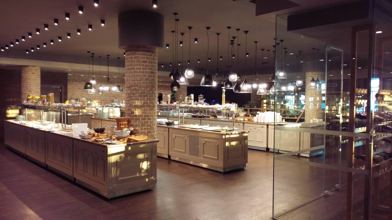 Büffet. rechts Weinglasvitrine alltoura Club Hotel Porto Angeli Beach Resort