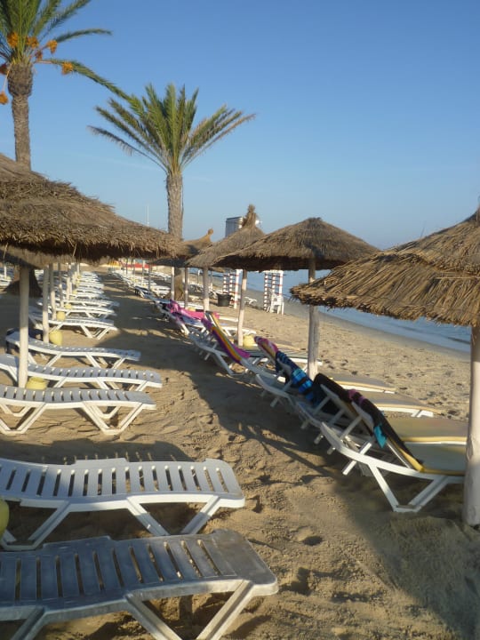Liegen am Strand - Sorry das das Bild gekippt ist. Houda Golf & Beach Club