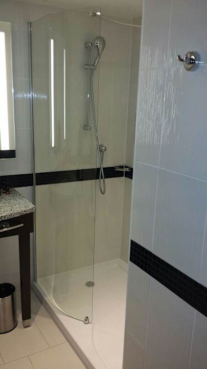 Badezimmer  Hampton by Hilton Warsaw City Centre