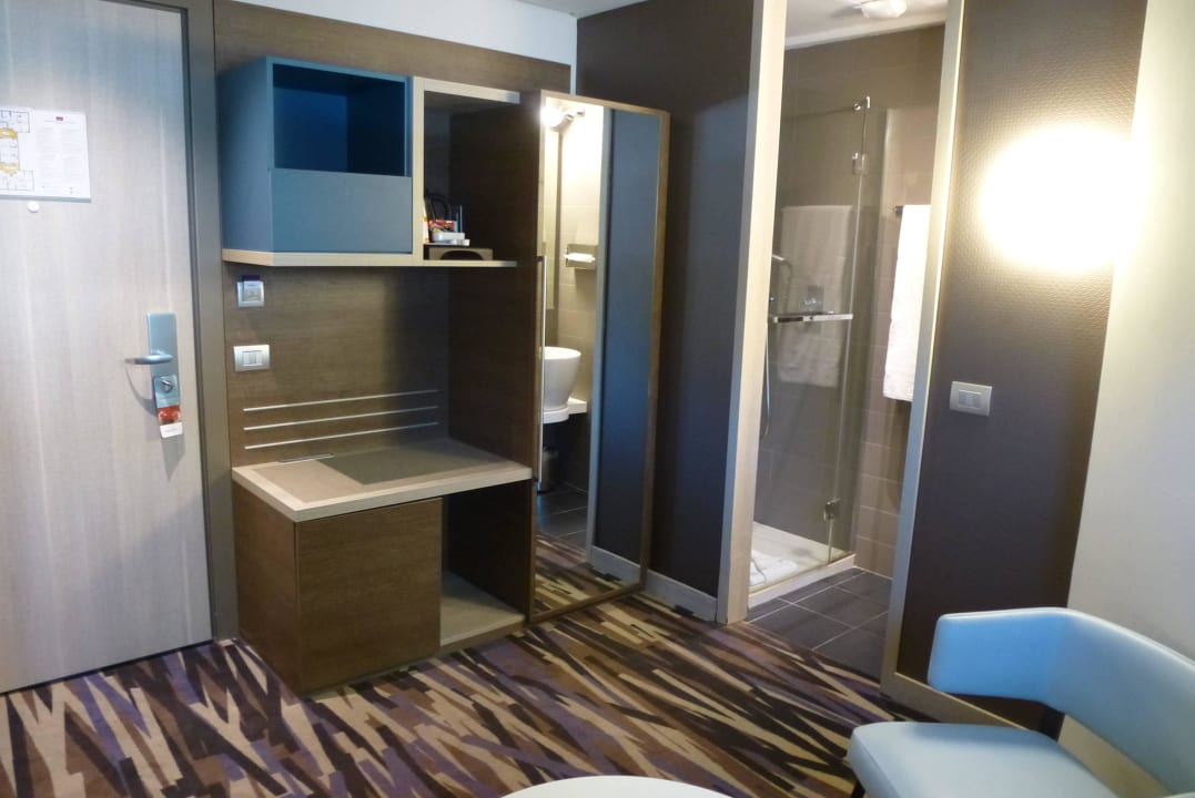 Zimmer 101 - Eingangsbereich und Dusche Mercure Roma Centro Colosseo