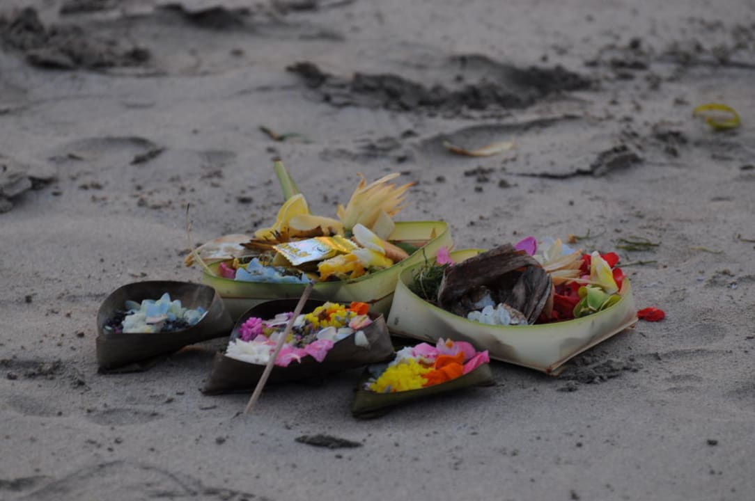 Opferschälchen am Strand Hotel Keraton Jimbaran Resort