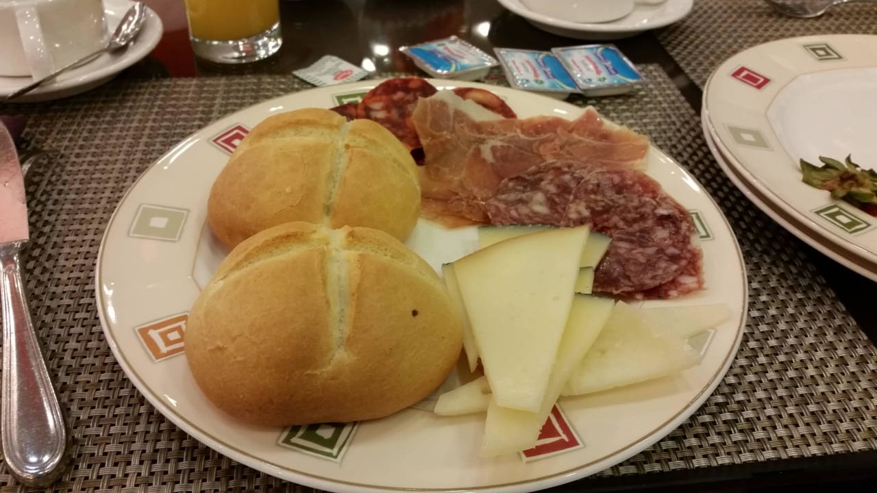 Frühstück: Brötchen, Käse, Chorizo Schinken Elba Madrid Alcalá