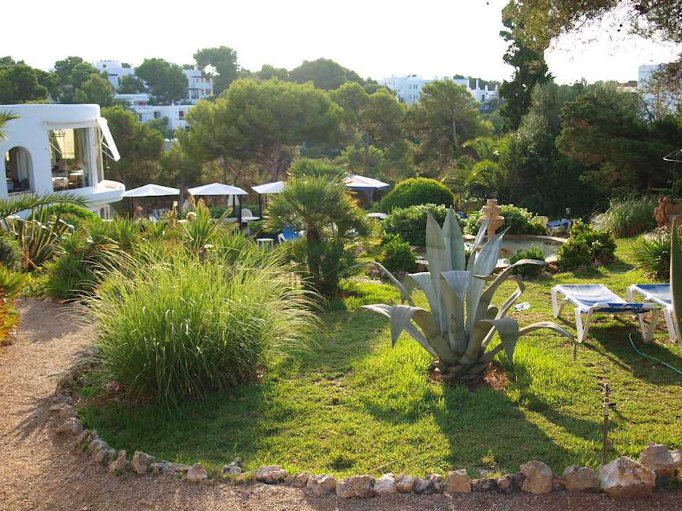Garten mit Liegen Grupotel Rocador