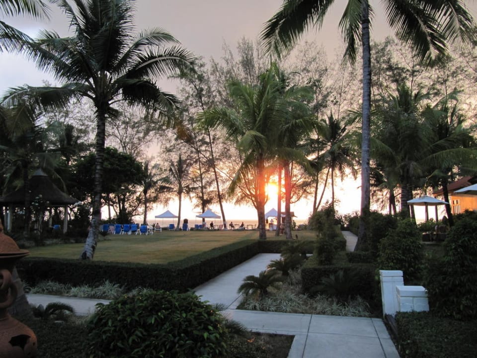 Blick vom Garten zum Strand The Briza Beach Resort Khaolak