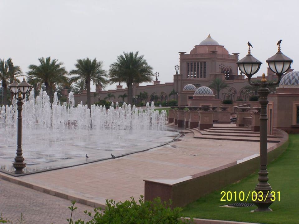 Fontanny w ogrodach hotelu Emirates Palace Emirates Palace Mandarin Oriental