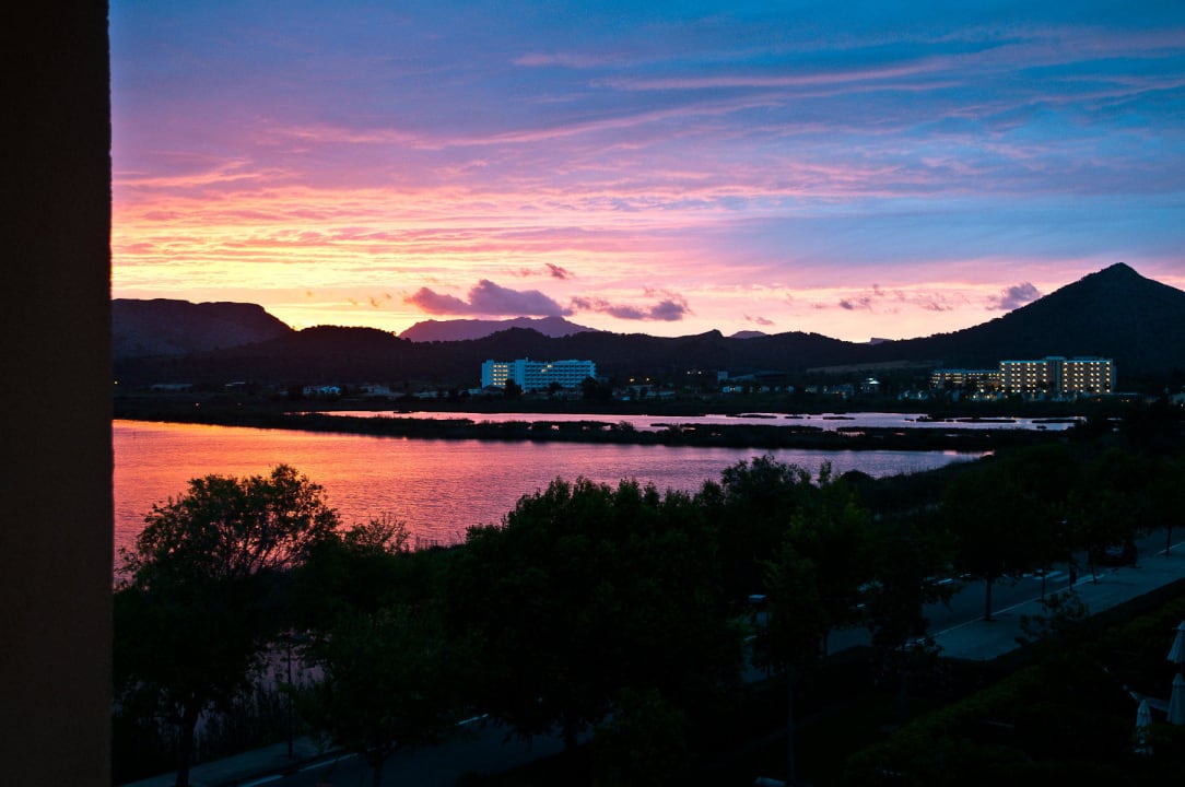 Hinter dem Hotel Prinsotel La Dorada
