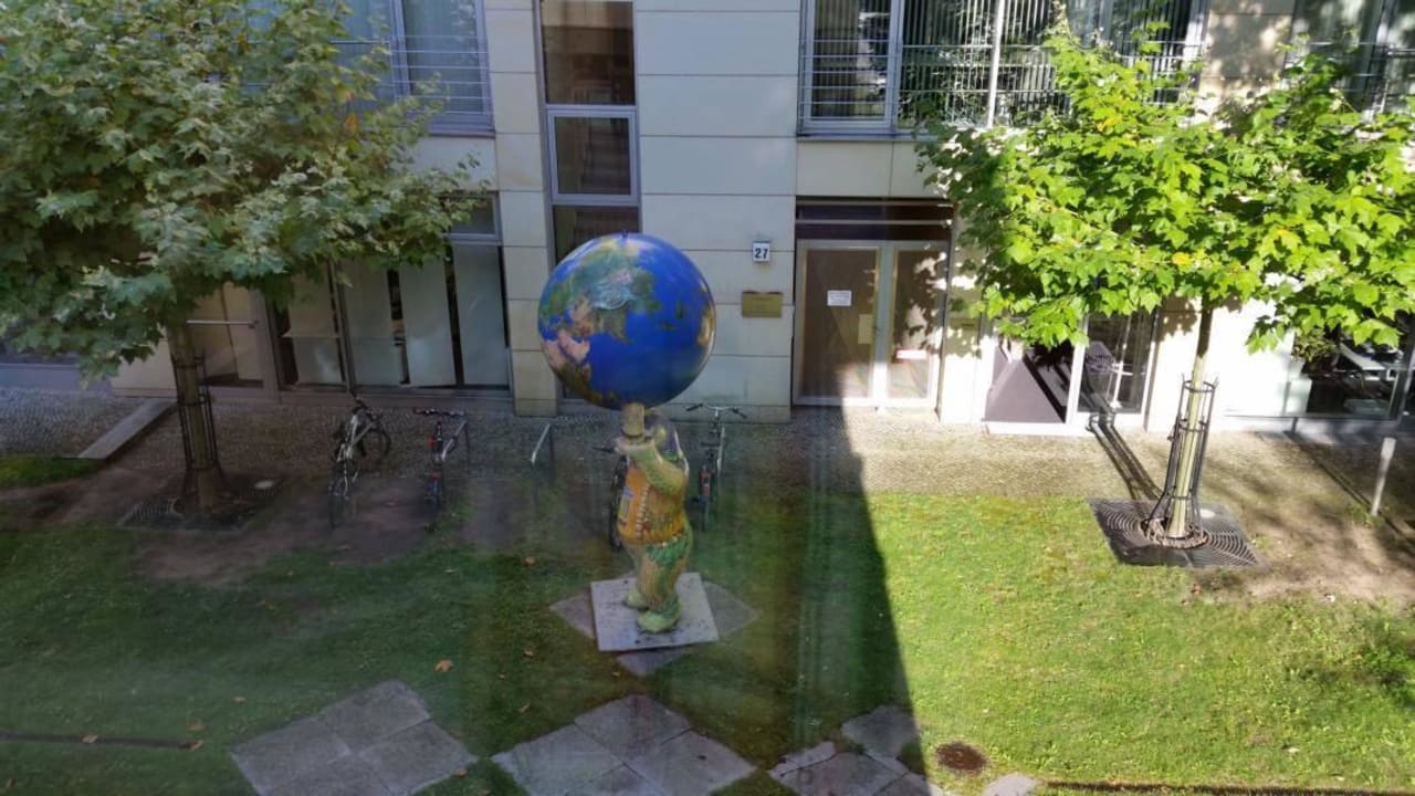 Der Innenhof der riesigen Anlage ApartHotel Residenz am Deutschen Theater