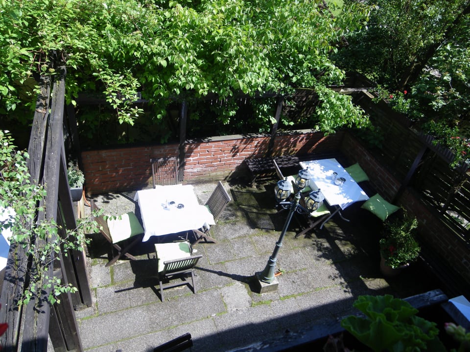 Unterhalb der Gastgarten Runa´s Hotel