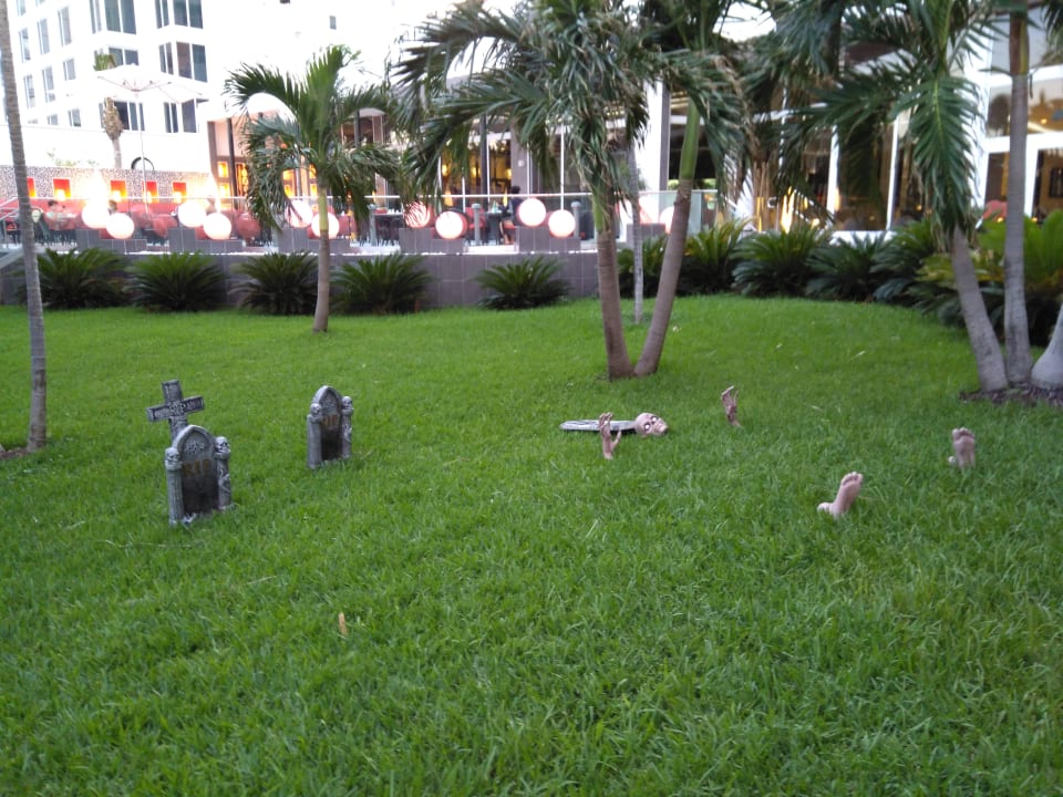 Haloween-Deko im Hotel-Garten Hotel Riu Plaza Miami Beach