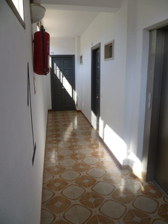 Flur mit Aufzug Hotel La Perla Negra