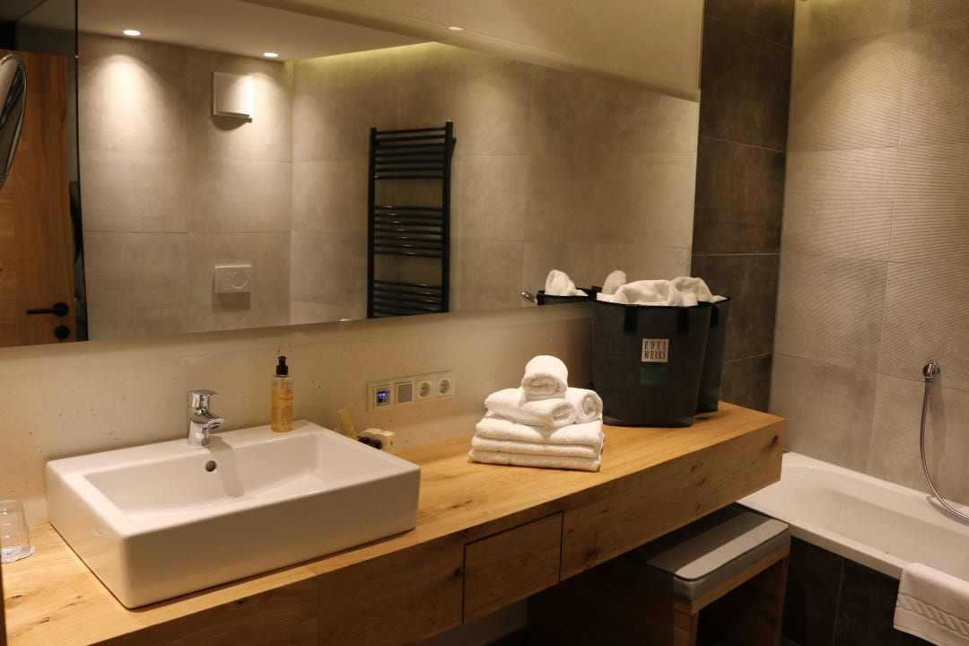 Blick ins Bad / Waschbecken Vitalhotel Edelweiss