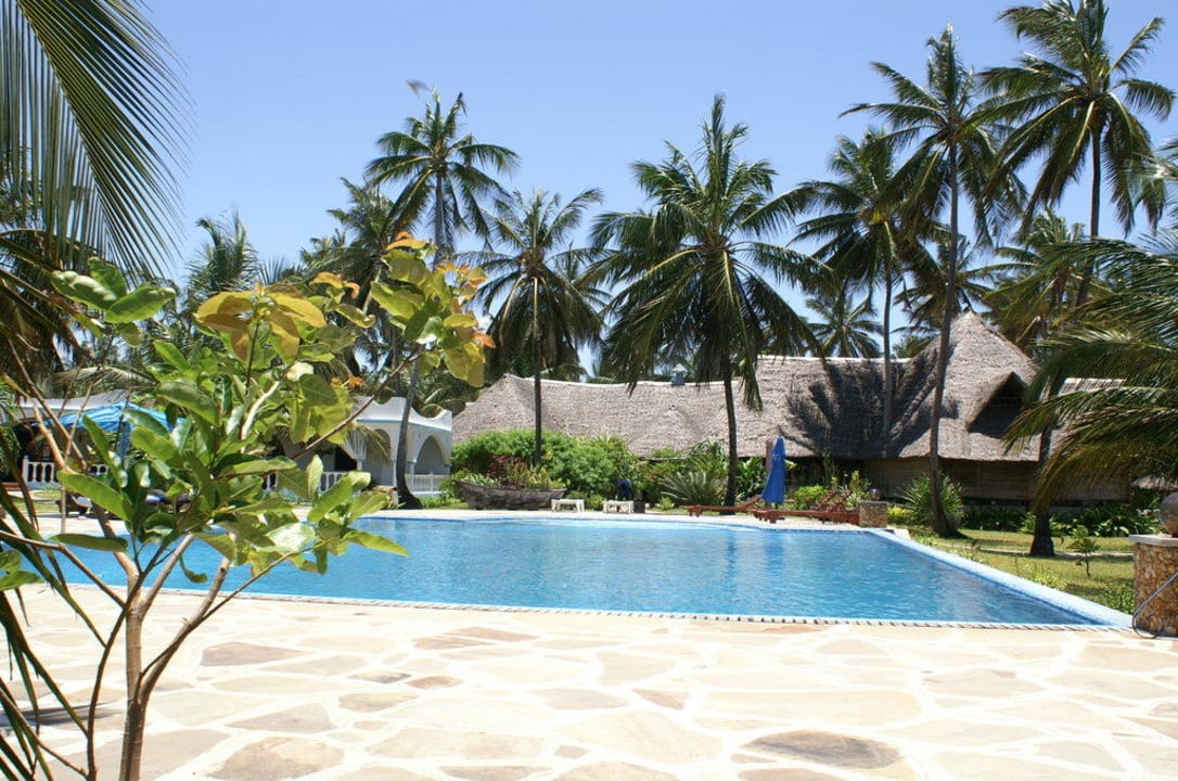 Pool mit Blick auf´s Restaurant Salama Beach Resort
