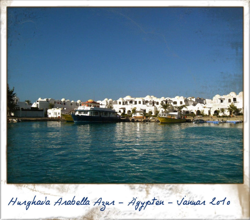 Blick vom Liegeplatz auf das Hausriff Arabella Azur Resort