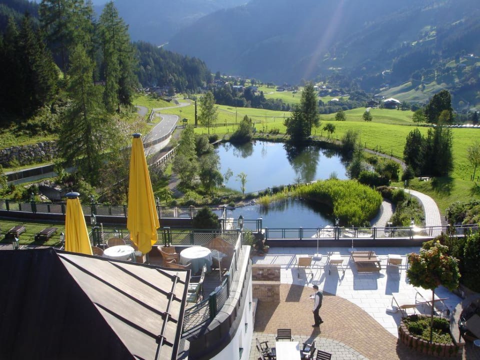 Ausblick mit Gartenanlage Übergossene Alm Resort
