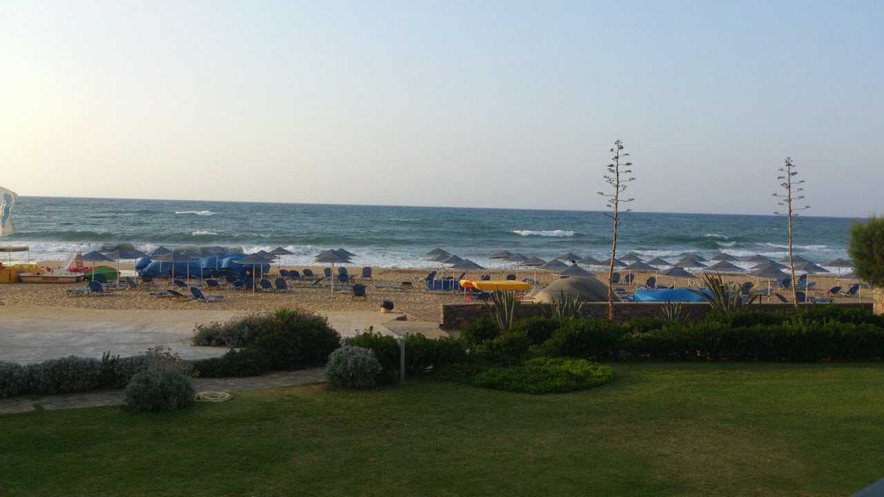 Vom Zimmer der Blick an den Strand  Calimera Sirens Beach