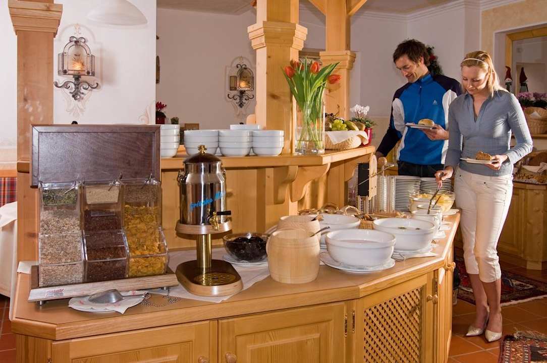 Unser Buffet mit Produkten vom eigenen Bauernhof Aparthotel Breitlehenalm