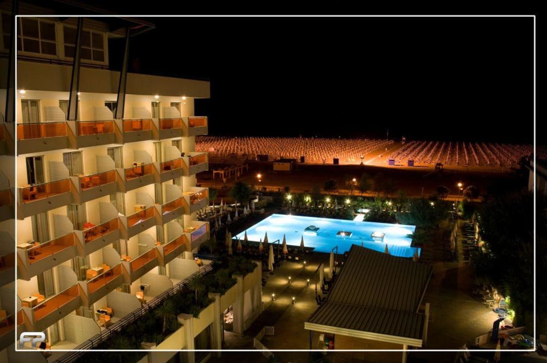 Hotelanlage bei Nacht Bibione Palace