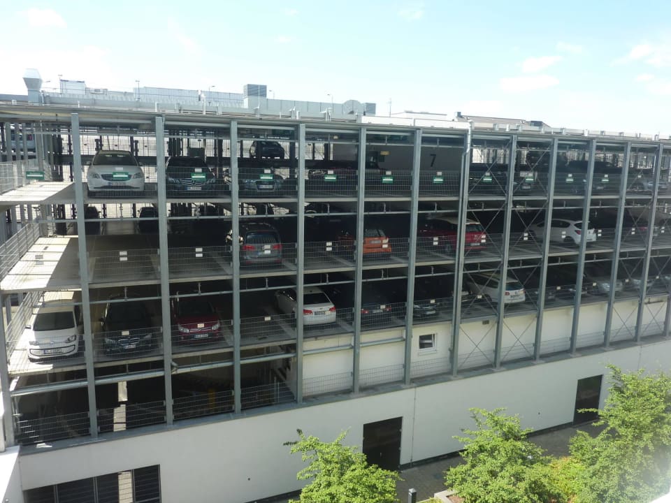 Blick auf das Parkhaus IntercityHotel Hannover