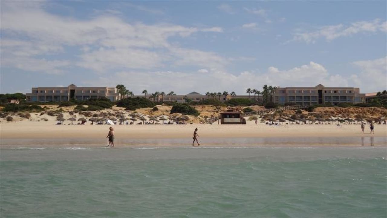 Blick aufs Hotel aus dem Wasser Hipotels Playa la Barrosa