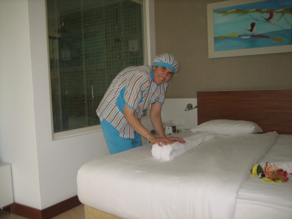Aygül, immer fleißig. Sunis Evren Beach Resort Hotel & Spa
