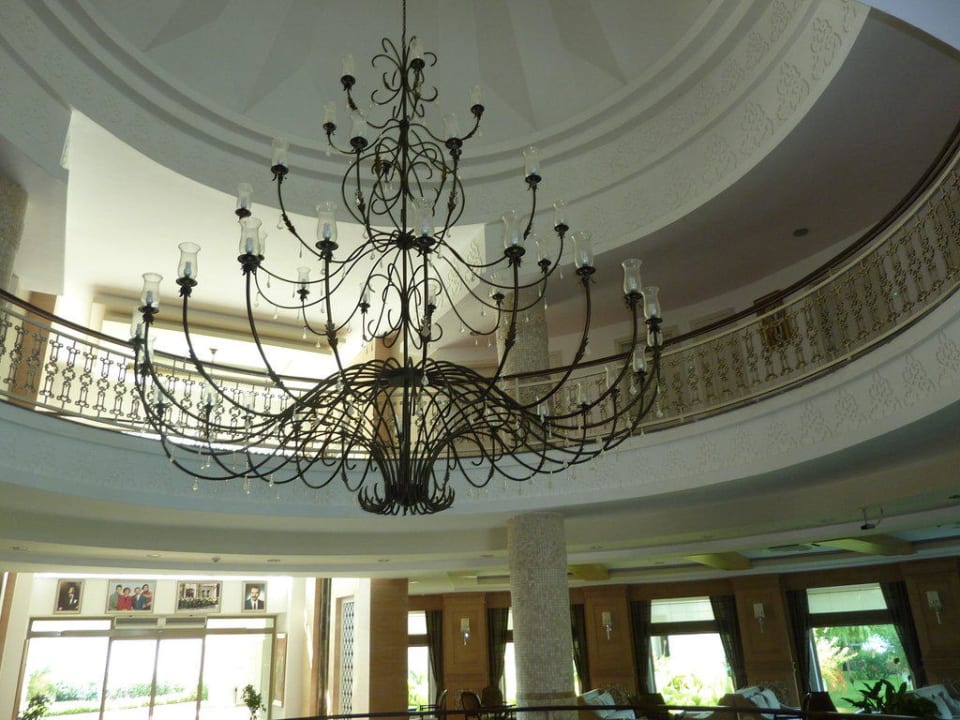 Ogromny żyrandol w hallu Alba Queen Hotel