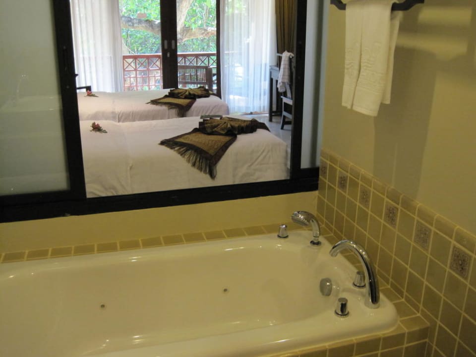 Vom Bad in das Schlafzimmer The Fair House Beach Resort