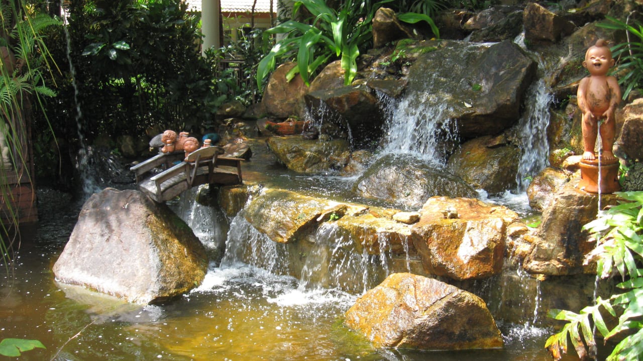 Wasserlandschaft am Hoteleingang Koh Chang Paradise Resort & Spa