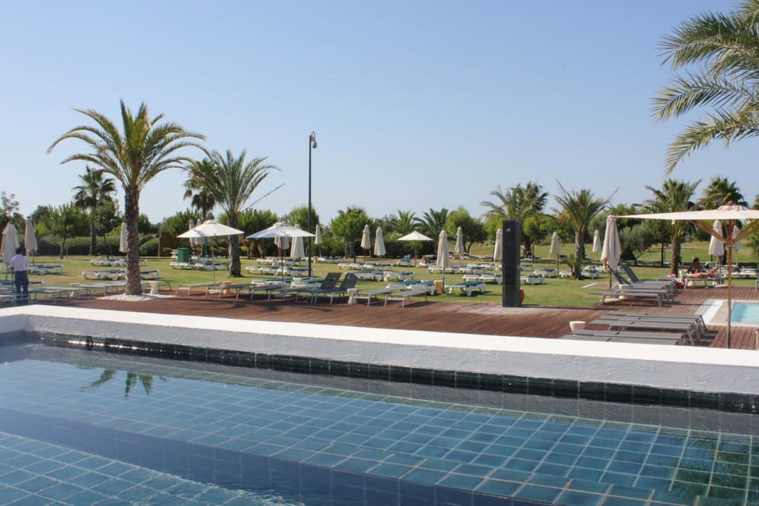 Der Pool mit Sonnenliegen ROBINSON QUINTA DA RIA