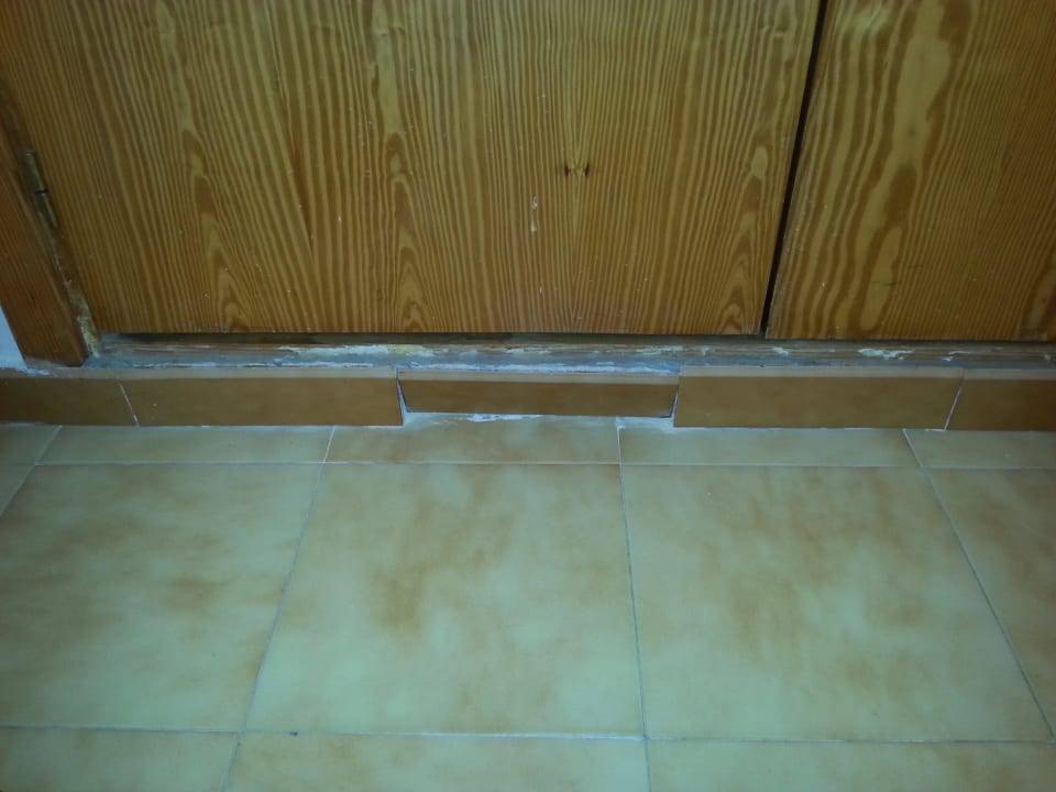 Fliesen weggebrochen FLOR los Almendros Apartamentos