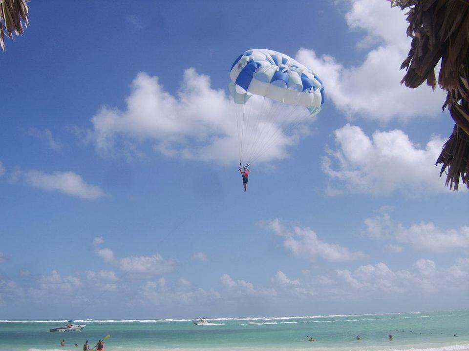 Parasailing am Strand Punta Cana Princess All Suites Resort & Spa